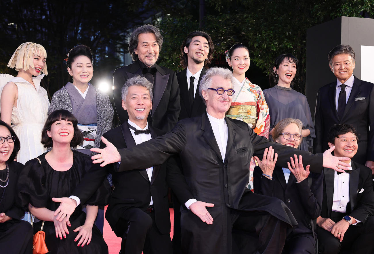 ヴィム・ヴェンダース監督（手前中央右）らと笑顔を見せる役所広司（後列左から3人目）（撮影・足立雅史）
