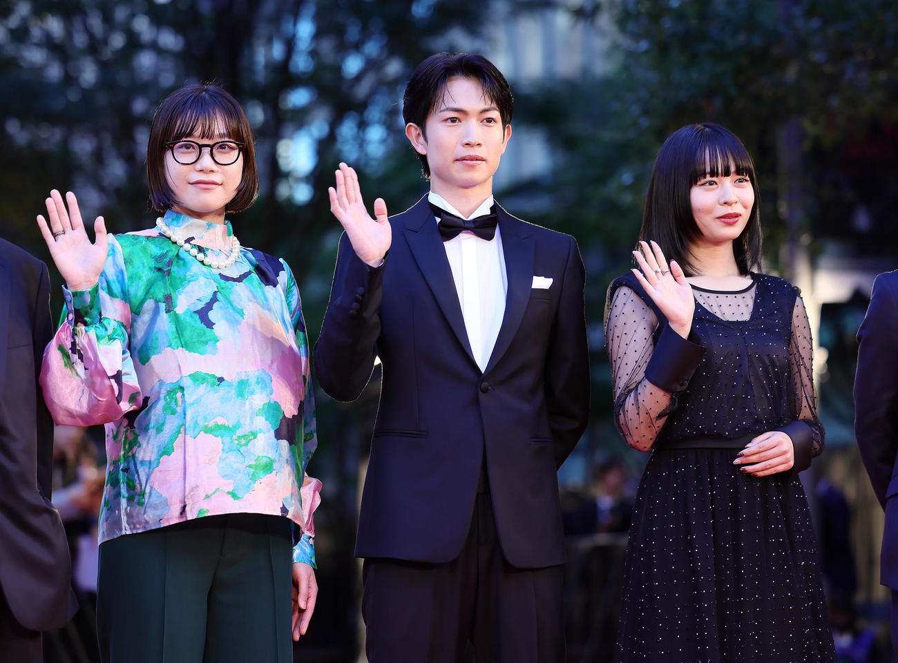 笑顔で手を振る、左からみらん、綱啓永、莉子（撮影・足立雅史）