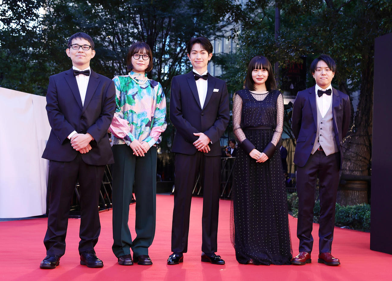 レッドカーペットに登場した、左から渡辺雄司氏、みらん、綱啓永、莉子、木村聡志監督（撮影・足立雅史）