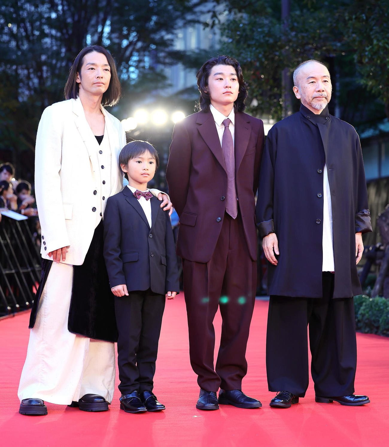 レッドカーペットに登場した、左から森山未来、塚尾桜雅、河野宏紀、塚本晋也監督（撮影・足立雅史）