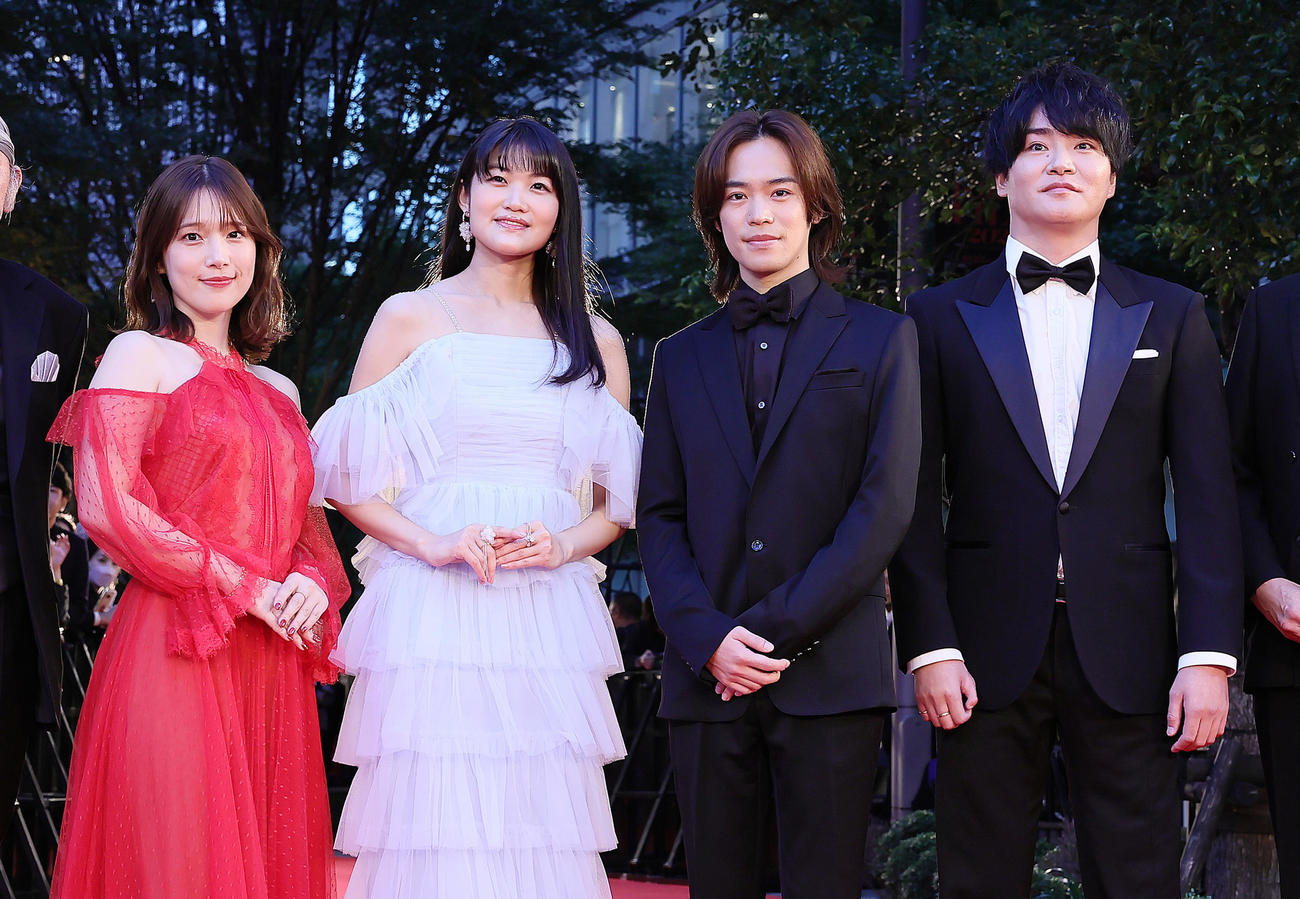 レッドカーペットに登場した声優の、左から内田真礼、早見沙織、小野賢章、細谷佳正（撮影・足立雅史）