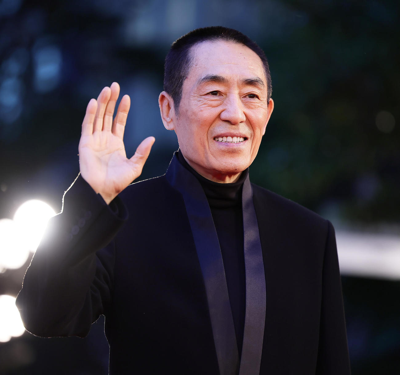 レッドカーペットに登場し、笑顔を見せるチャン・イーモウ監督（撮影・足立雅史）