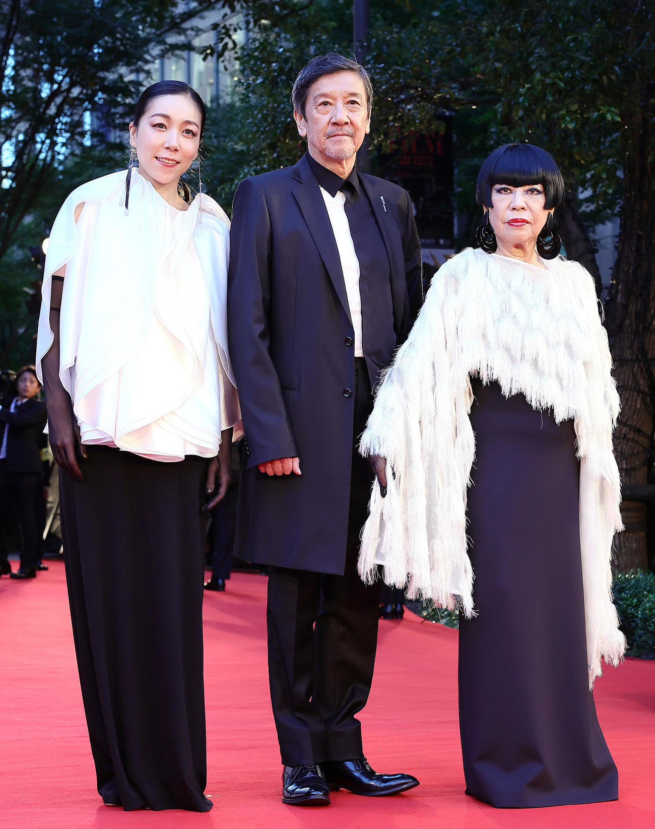 レッドカーペットに登場した、左から安藤桃子監督、奥田瑛二、コシノジュンコ（撮影・足立雅史）