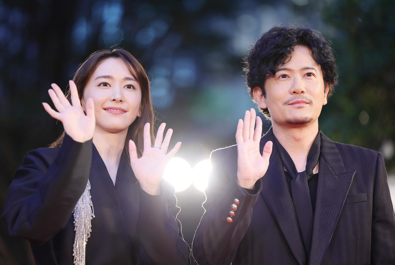 レッドカーペットに登場した新垣結衣（左）と稲垣吾郎（撮影・足立雅史）