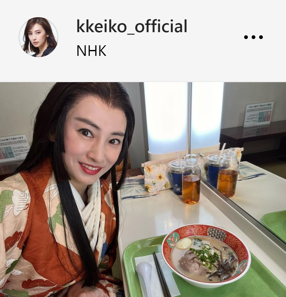 茶々の姿でラーメンを前に笑顔の北川景子（北川景子のインスタグラムから）