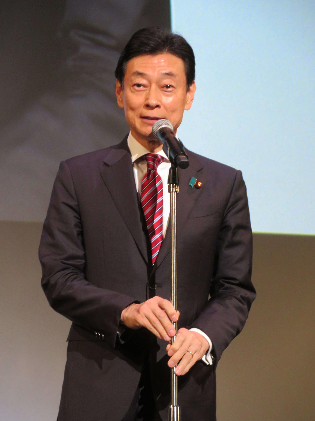 東京国際映画祭オープニングセレモニーであいさつする西村康稔経済産業相（撮影・村上幸将）