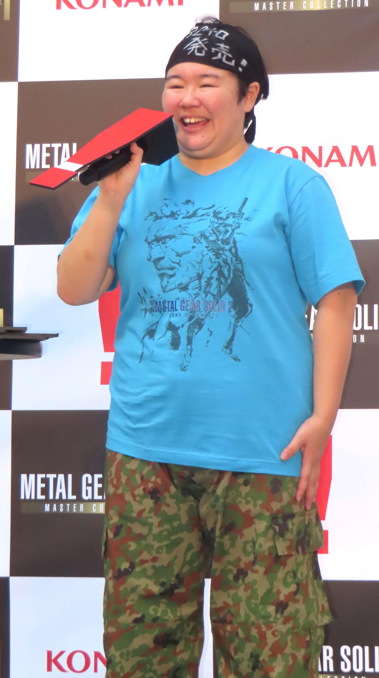 「メタルギア」とユニクロのコラボTシャツを着用したやす子