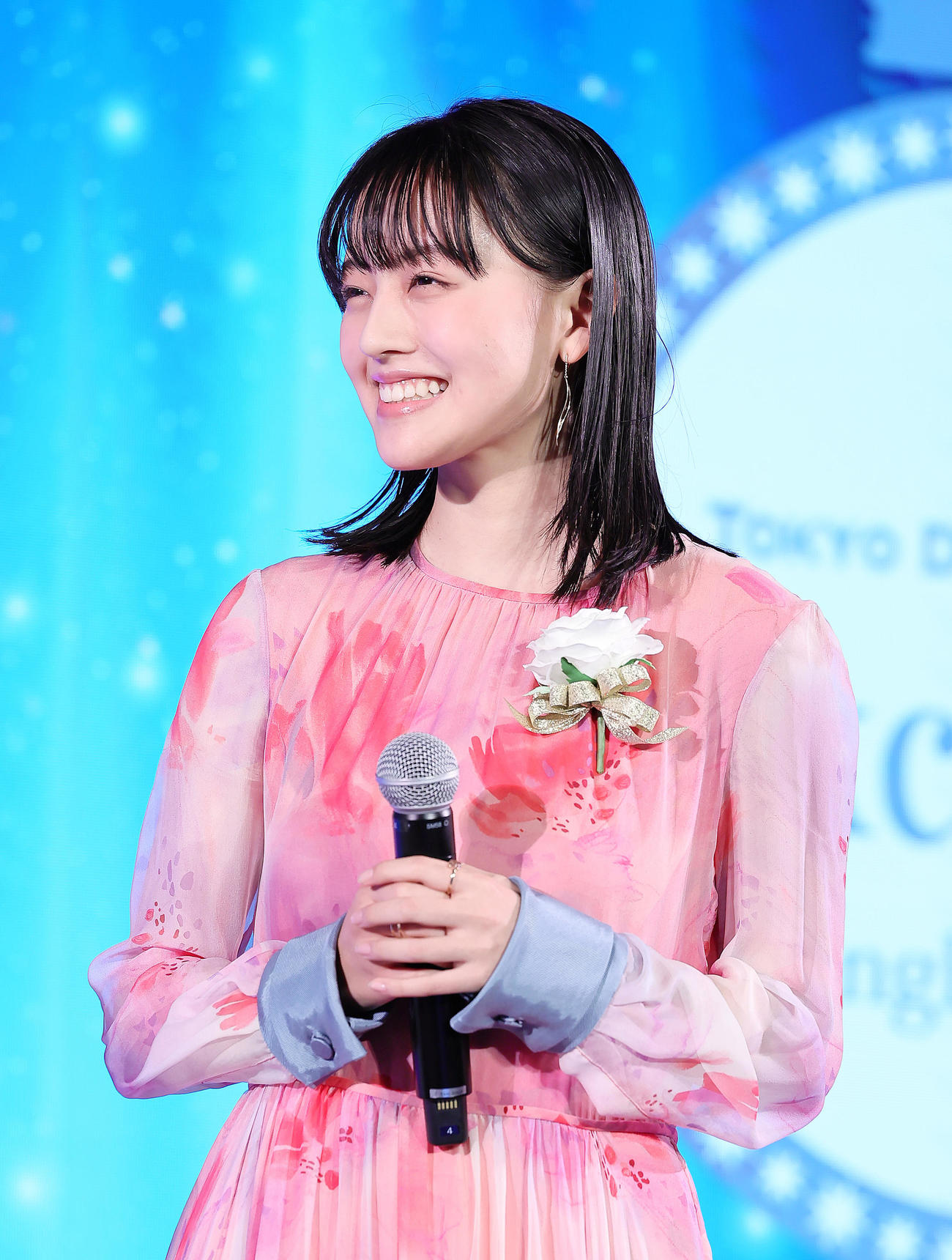 単発ドラマ優秀賞を受賞し、登壇し笑顔を見せる上坂樹里（撮影・足立雅史）