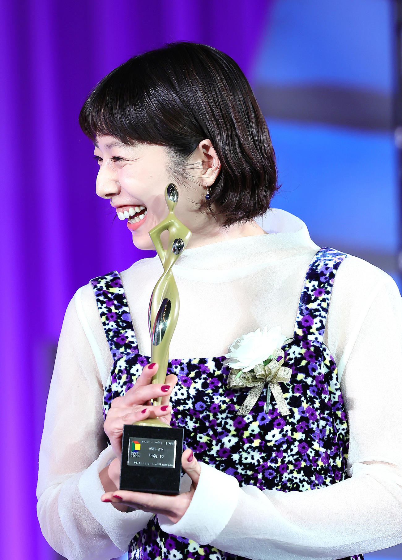 助演女優賞を受賞し、笑顔を見せる夏帆（撮影・足立雅史）