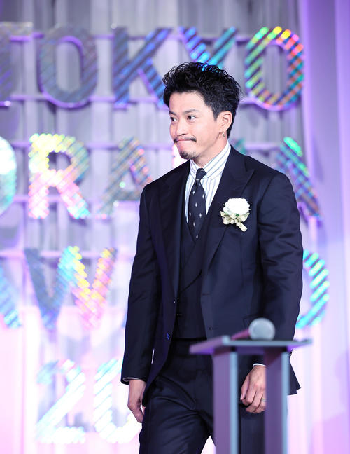 主演男優賞を受賞した小栗旬（撮影・足立雅史）