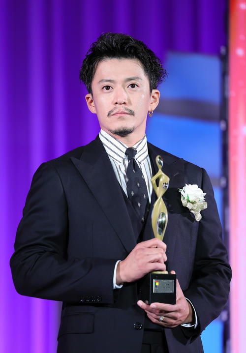 主演男優賞を受賞した小栗旬（撮影・足立雅史）