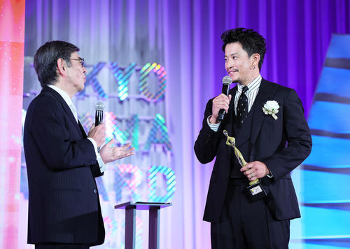 主演男優賞を受賞した小栗旬（右）は石坂浩二のインタビューに笑顔を見せる（撮影・足立雅史）