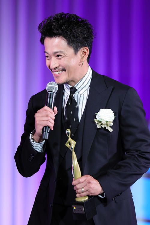 主演男優賞を受賞し、笑顔を見せる小栗旬（撮影・足立雅史）