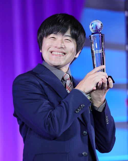 脚本賞を受賞し笑顔を見せるバカリズム（撮影・足立雅史）