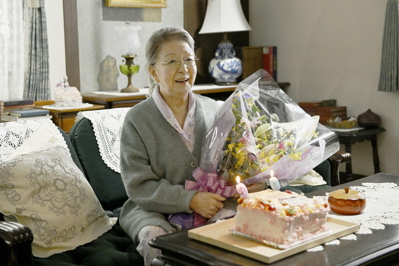 22日に90歳の誕生日を迎え、撮影現場でお祝いされる草笛光子