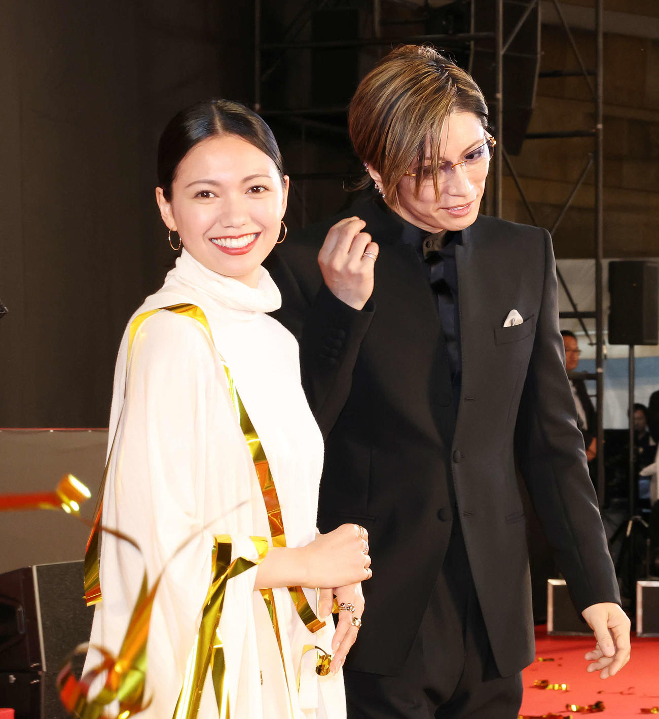 映画「翔んで埼玉～琵琶湖より愛をこめて～」ジャパンプレミアで笑顔を見せる二階堂ふみ（左）とGACKT（撮影・宮地輝）