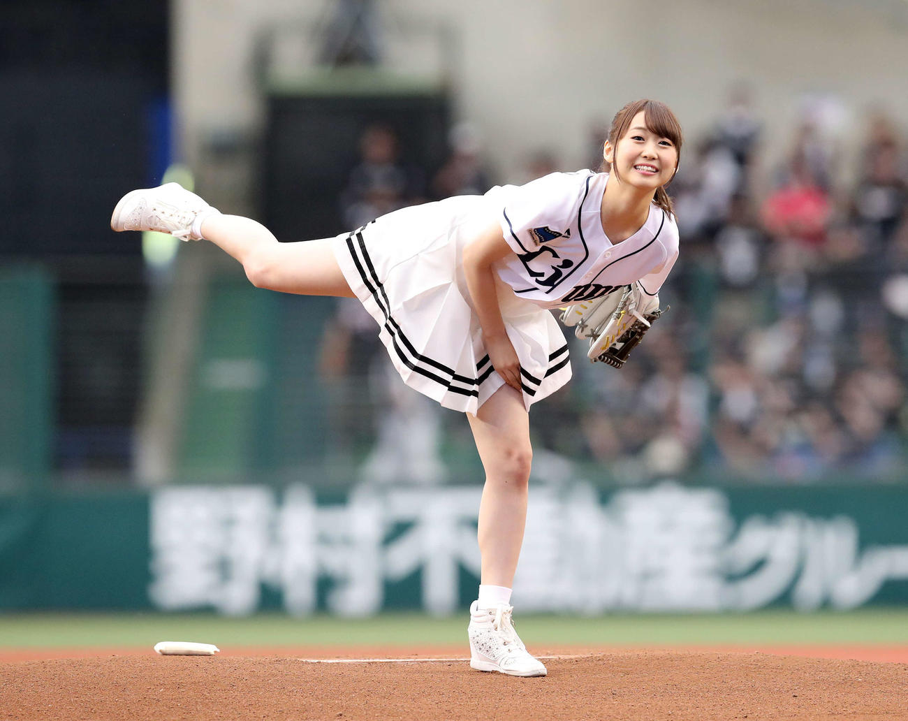 2018年4月、始球式をする芹澤優