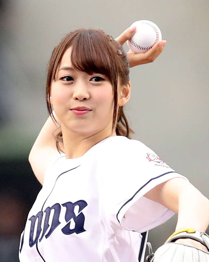 2018年4月、始球式をする芹澤優