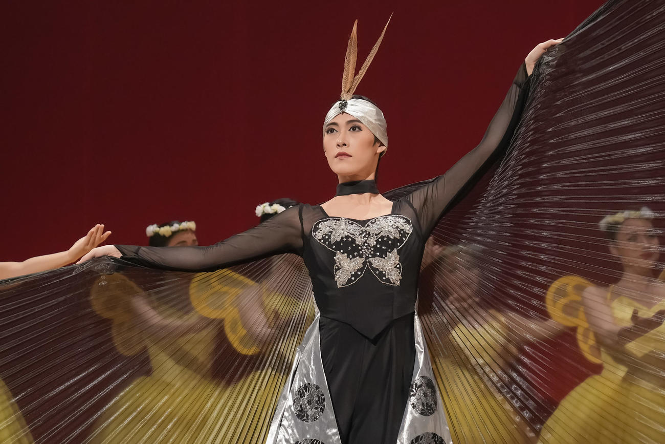 力強いレビューを見せる翼和希演じる橘アオイ