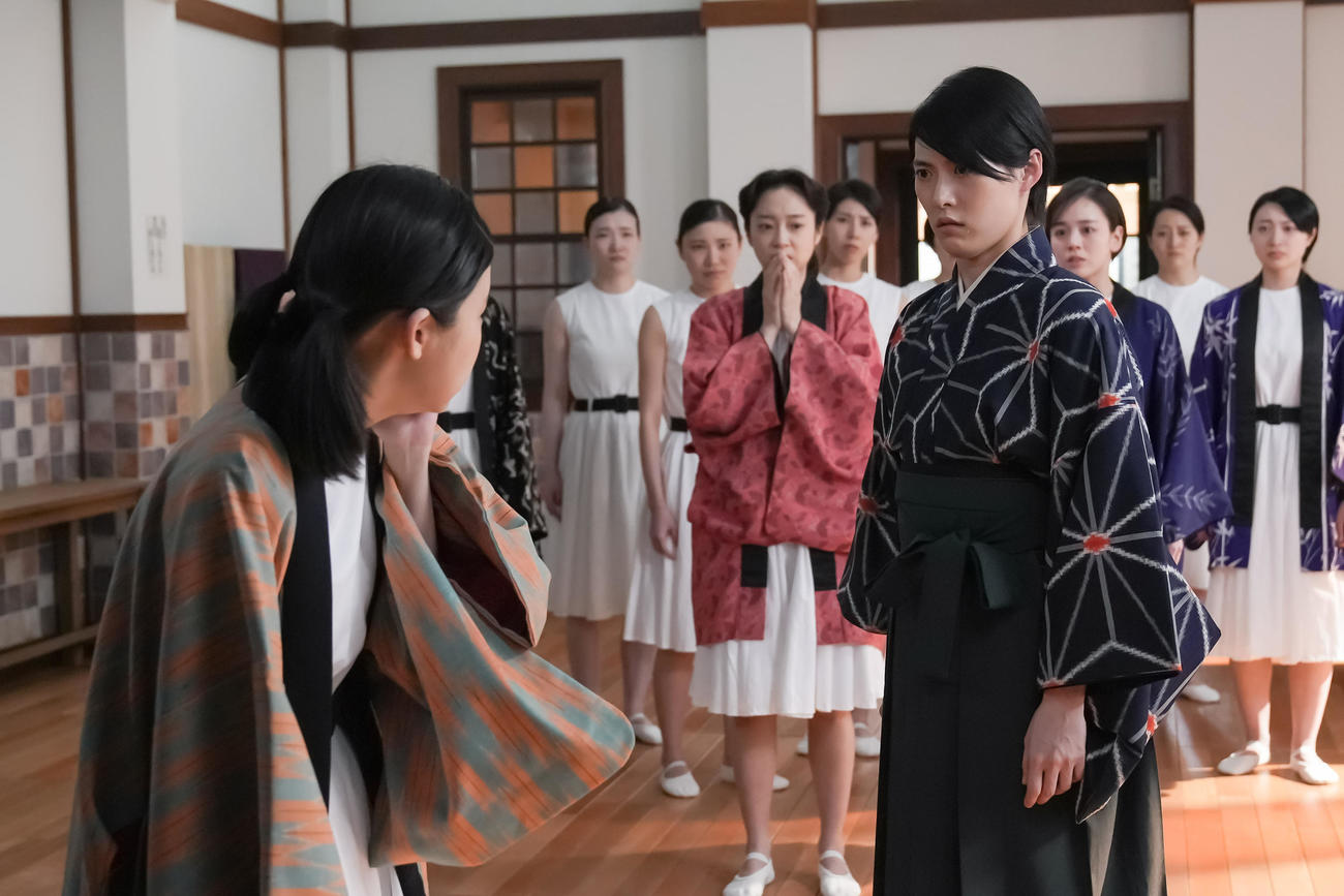 厳しい姿勢で稽古に臨む橘アオイを演じる翼和希