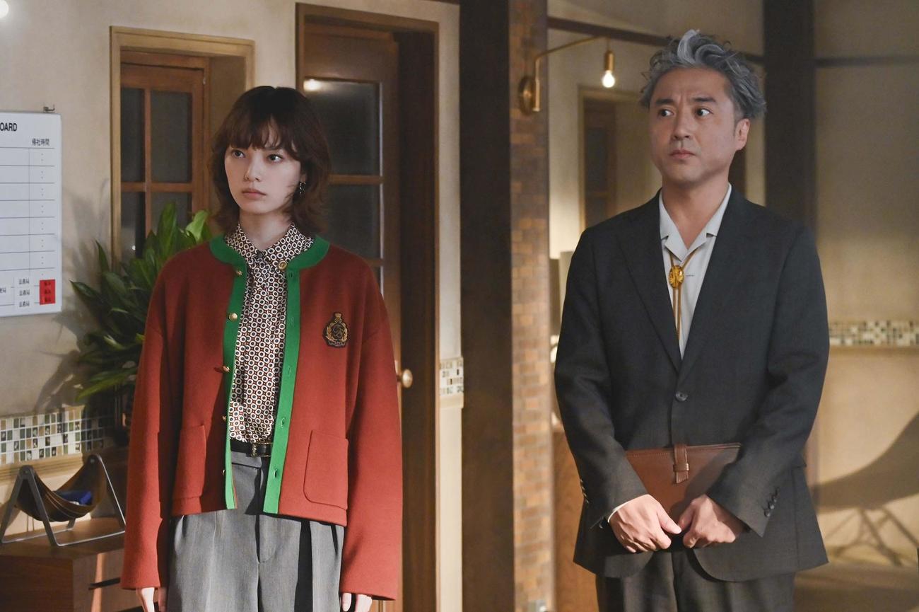 「うちの弁護士は手がかかる」に出演する平手友梨奈、ムロツヨシ（C）フジテレビ