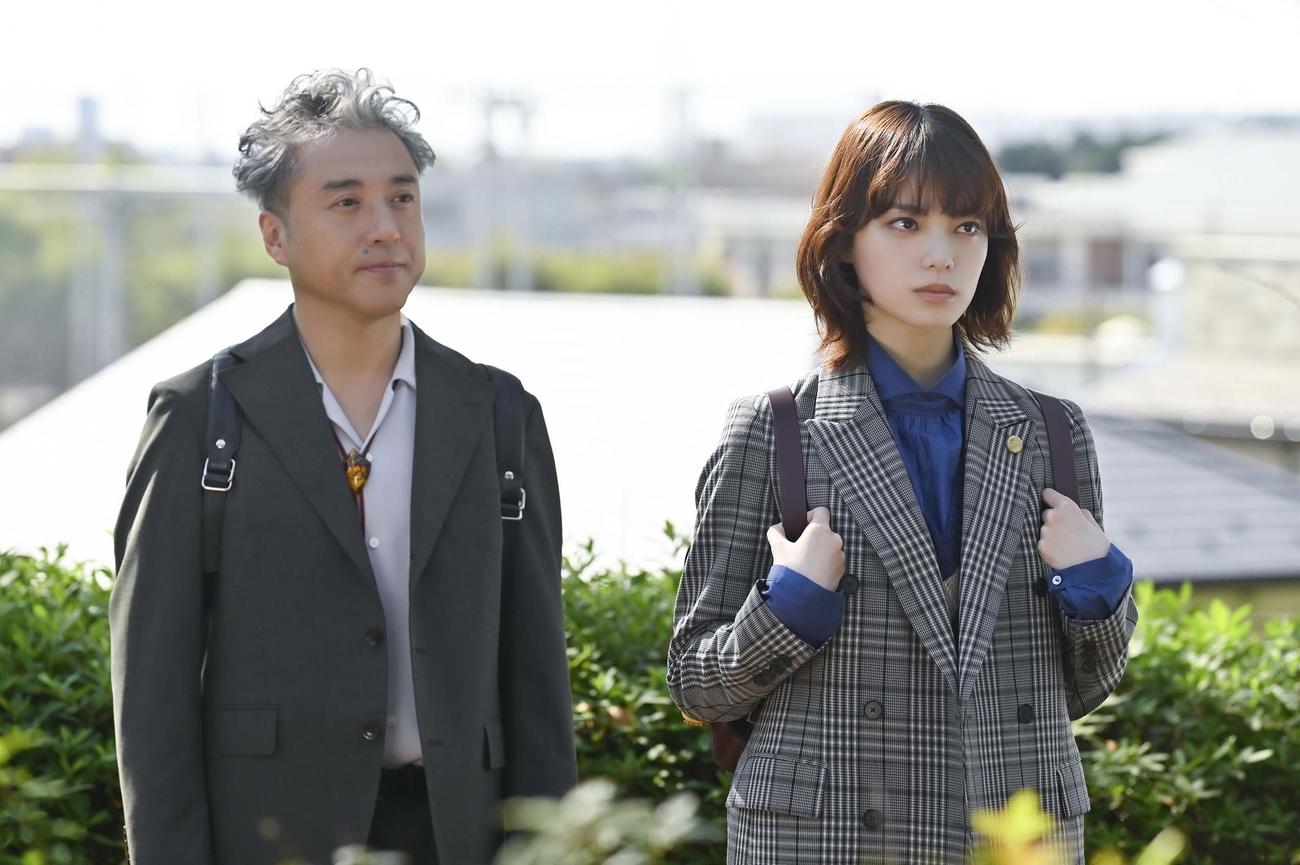 「うちの弁護士は手がかかる」に出演するムロツヨシ、平手友梨奈（C）フジテレビ