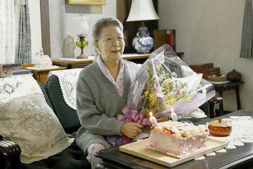 22日に90歳の誕生日を迎え、撮影現場でお祝いされる草笛光子