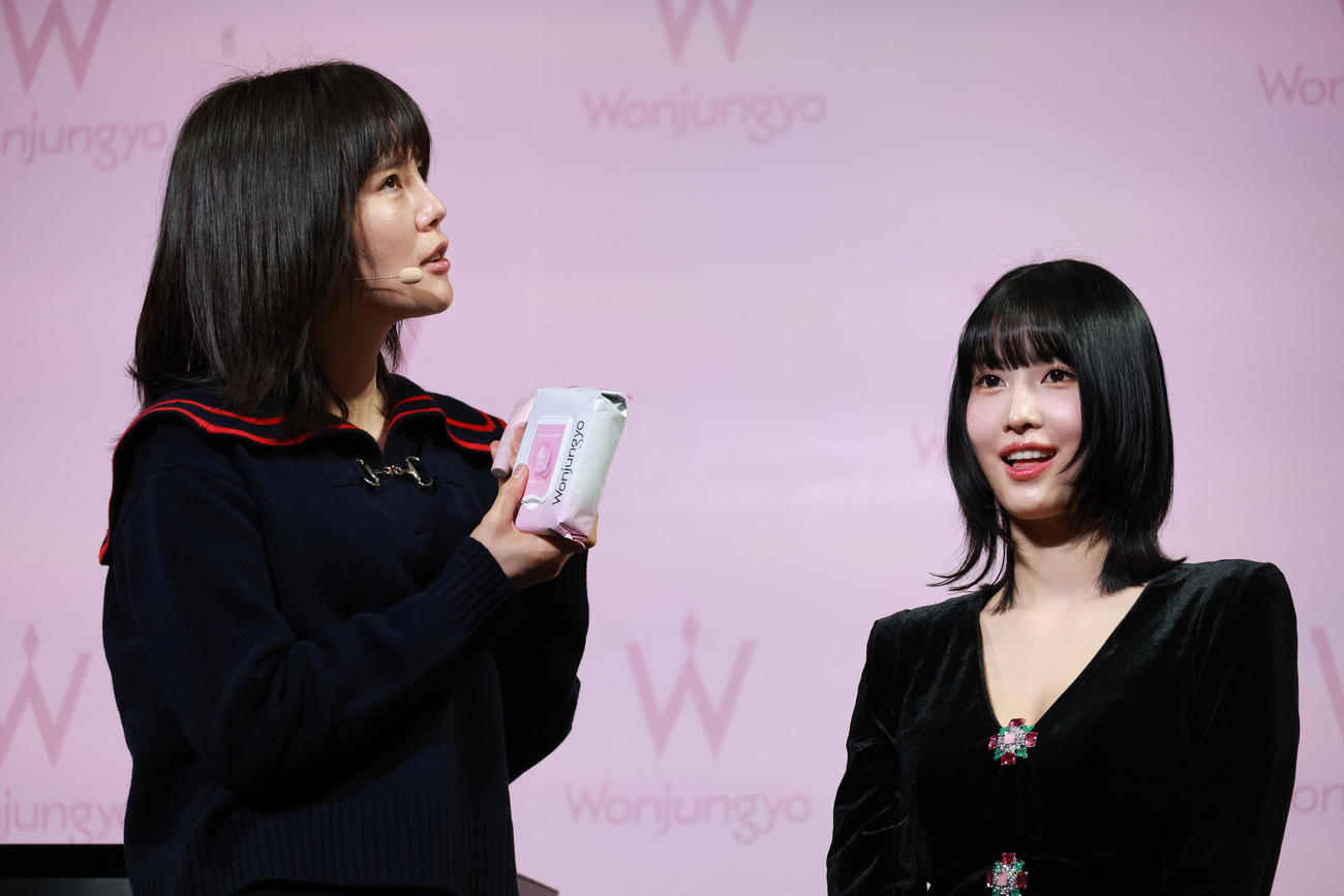 メイクアップイベントを行ったTWICEのMOMO（右）とメイクアップアーティストのウォン・ジョンヨさん（撮影・中島郁夫）