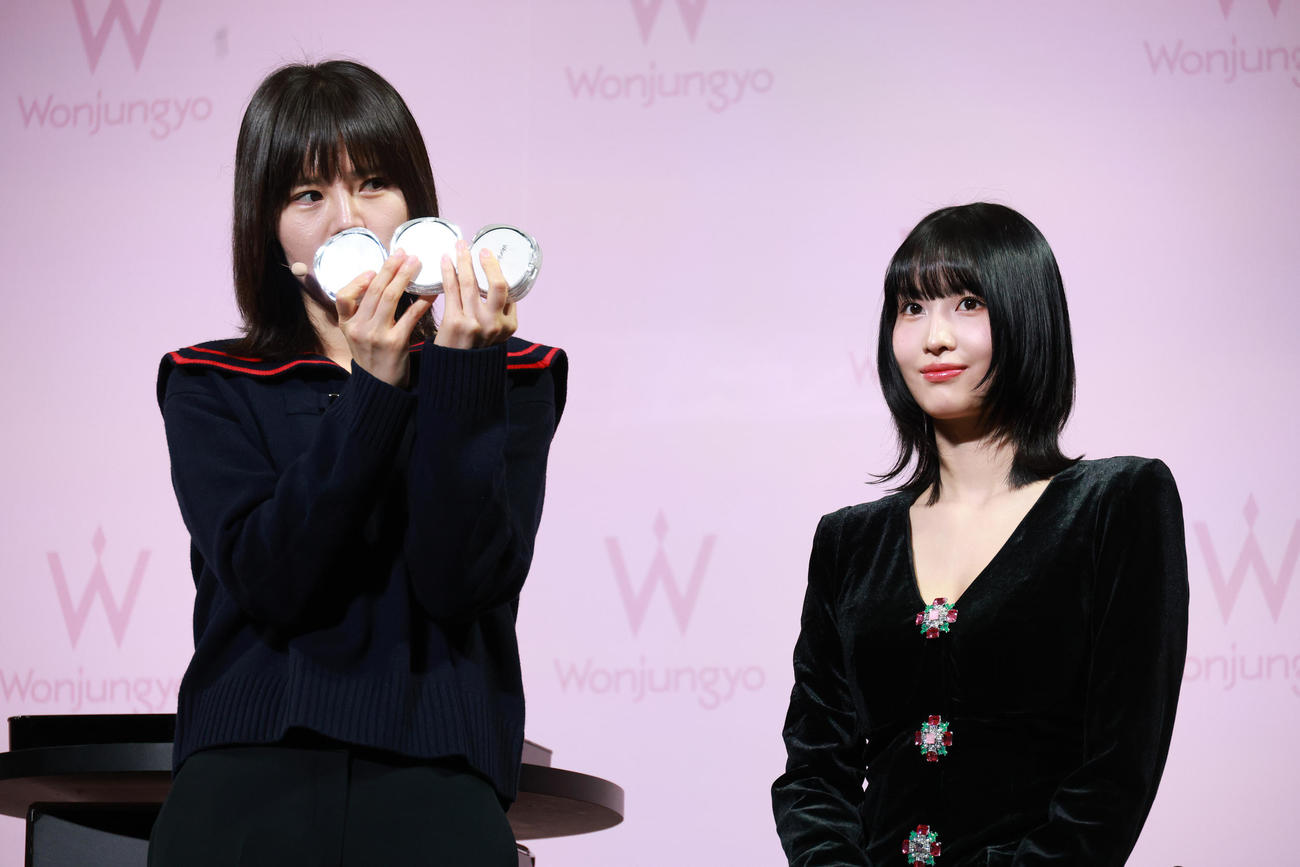 メイクアップイベントを行ったTWICEのMOMO（右）とメイクアップアーティストのウォン・ジョンヨさん（撮影・中島郁夫）