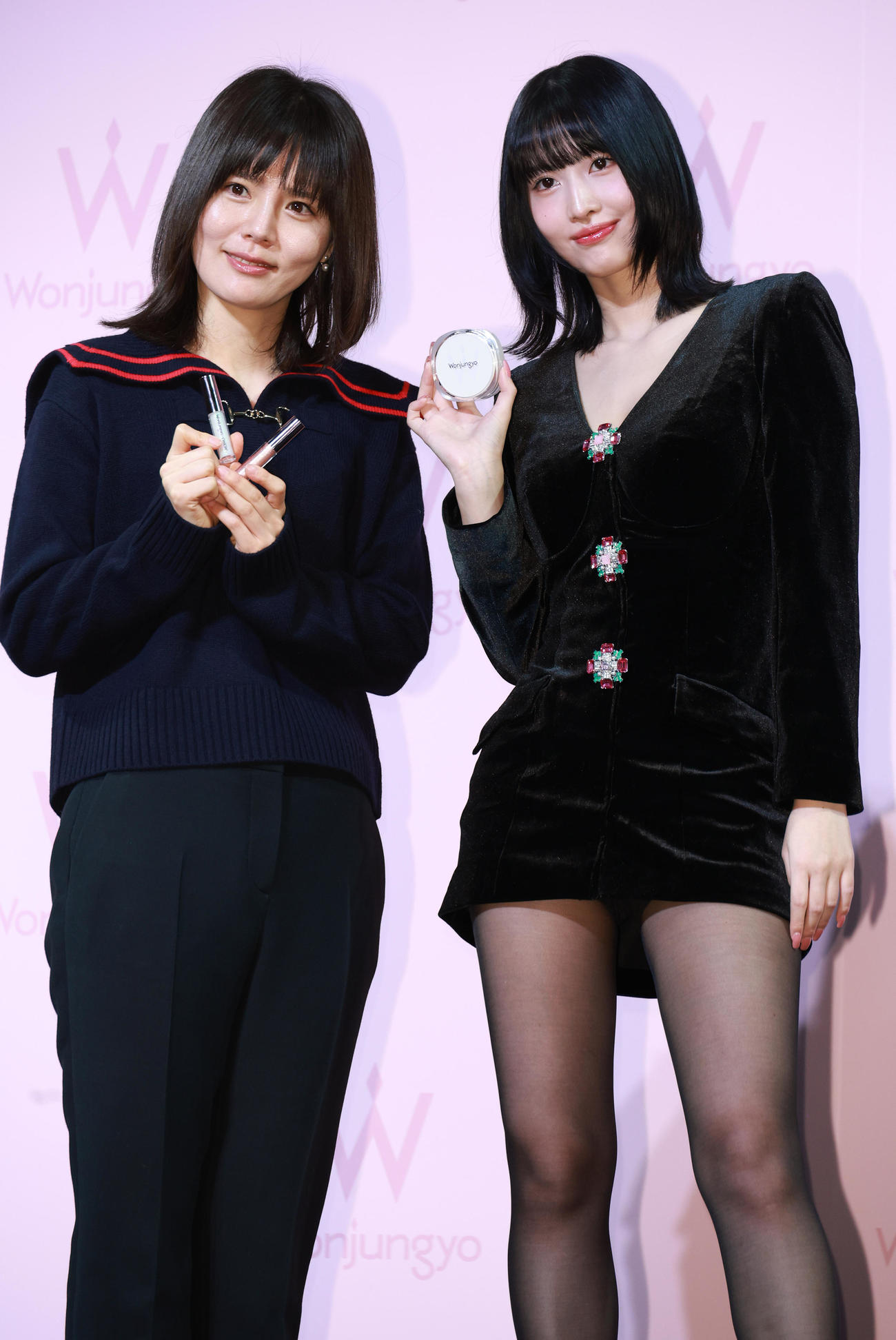 メイクアップイベントを行ったTWICEのMOMO（右）とメイクアップアーティストのウォン・ジョンヨさん（撮影・中島郁夫）