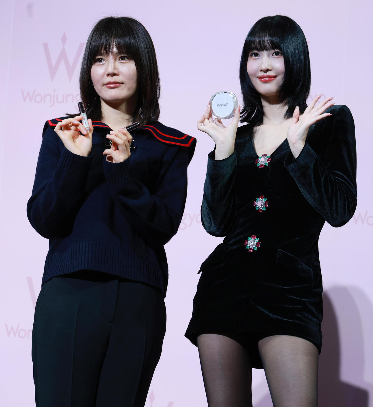 メイクアップイベントを行ったTWICEのMOMO（右）とメイクアップアーティストのウォン・ジョンヨさん（撮影・中島郁夫）