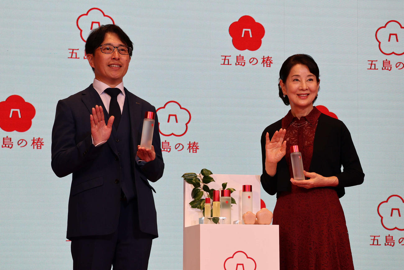 36年ぶりスキンケアCMが始まり、美容と健康についてトークした吉永小百合（右）と、五島の椿代表取締役の谷川富隆社長（撮影・村上久美子）