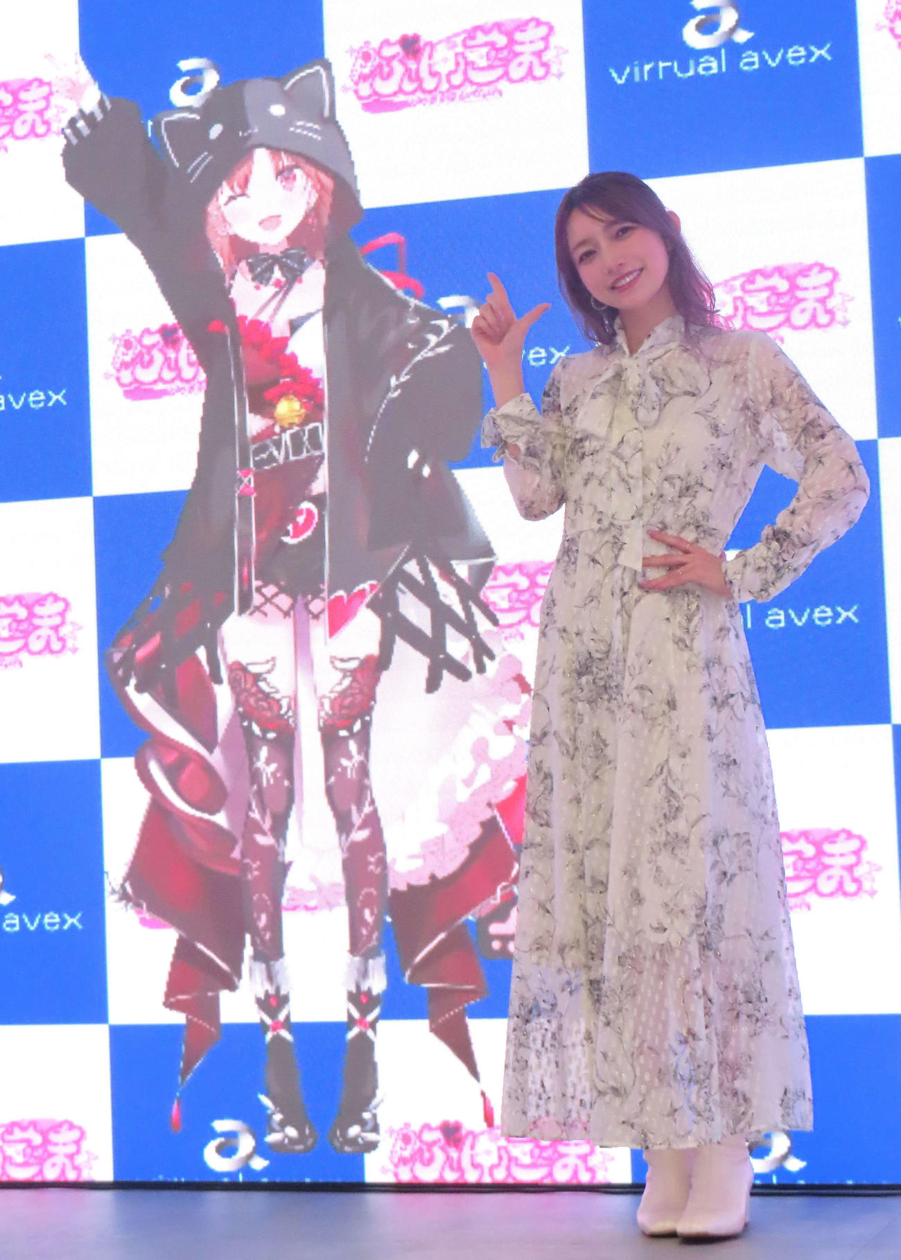 VTuberの「ぶいごま」と写真に納まる後藤真希