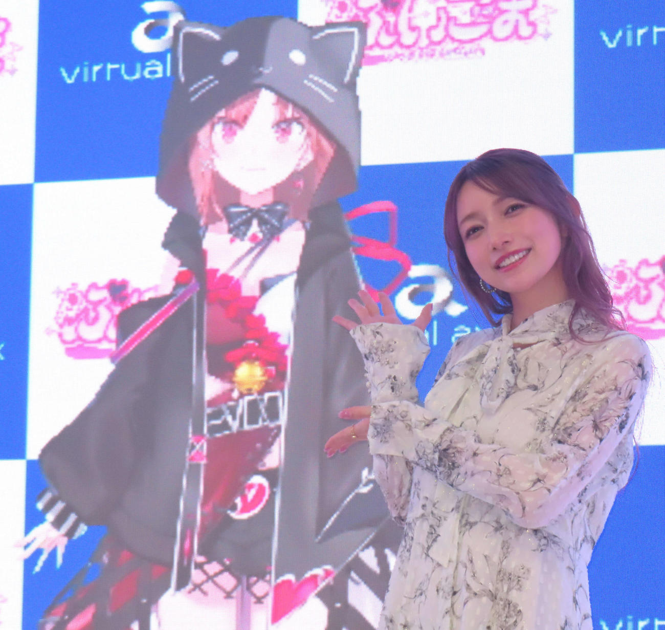 VTuberの「ぶいごま」と写真に納まる後藤真希