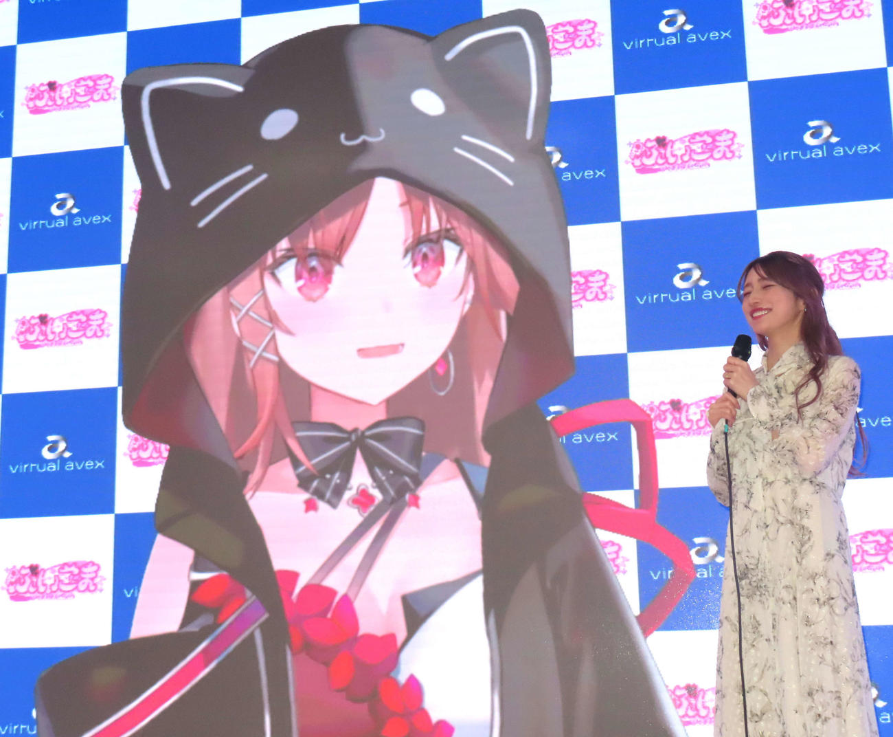 VTuberの「ぶいごま」と会話する後藤真希