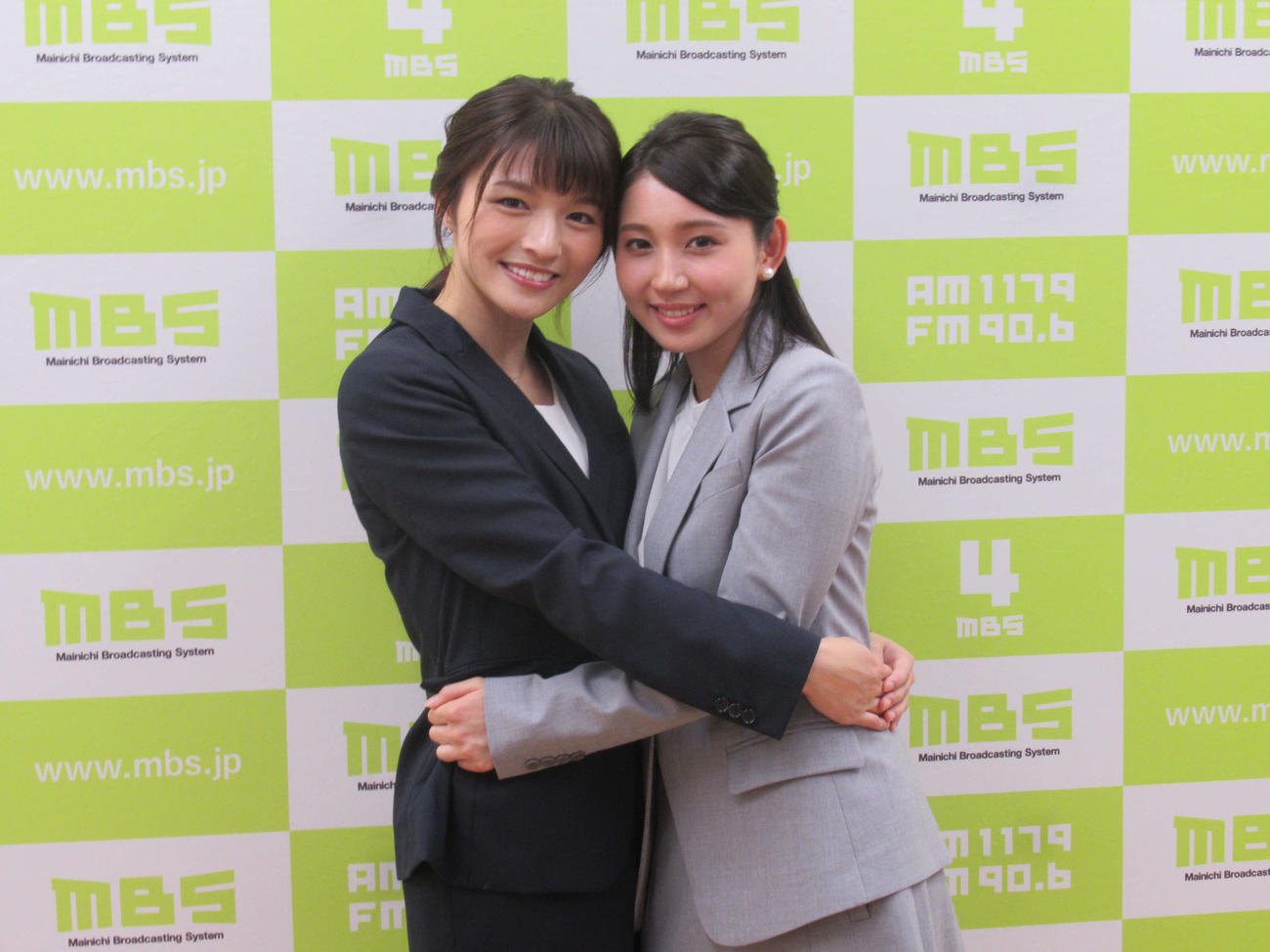 2019年8月、取材会に出席したMBS新人アナウンサーの清水麻椰アナウンサー（左）と、野嶋紗己子アナウンサー