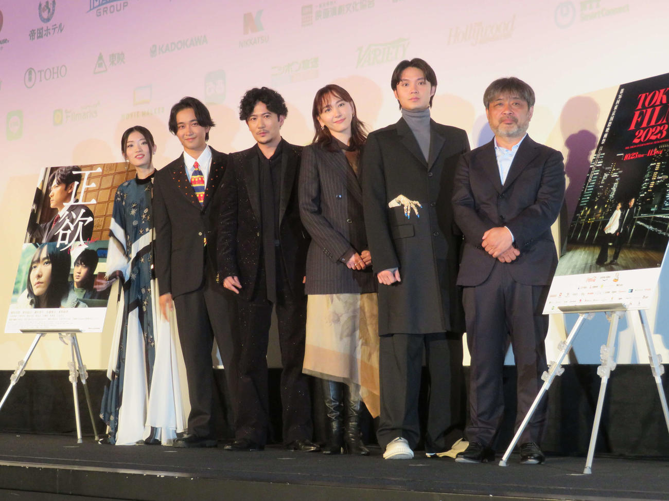 映画「正欲」東京国際映画祭ワールドプレミア上映に登壇した、左から東野絢香、劇団EXILE佐藤寛太、稲垣吾郎、新垣結衣、磯村勇斗、岸善幸監督（撮影・村上幸将）
