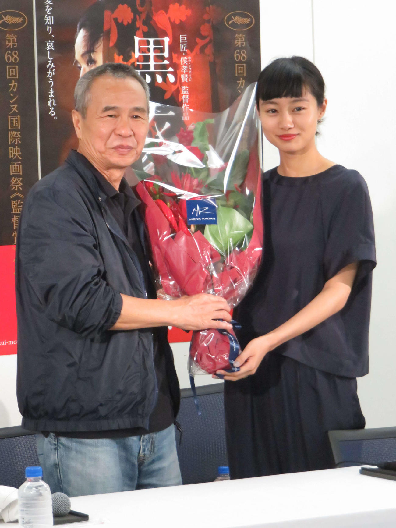 「黒衣の刺客」来日会見でホウ・シャオシェン監督（左）に花束を渡す忽那汐里（2015年8月撮影）
