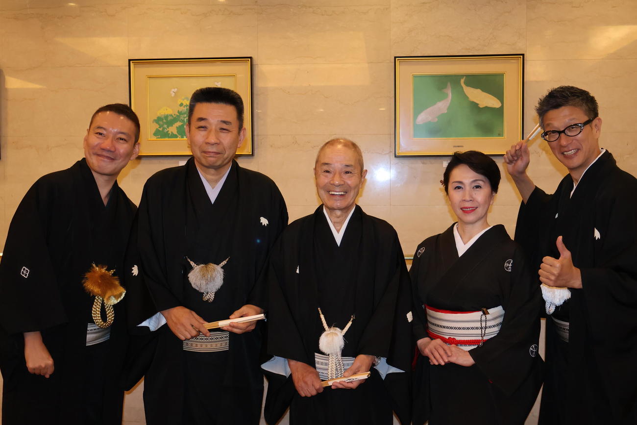 落語会の取材会に出席した（左から）桂春之輔、笑福亭銀瓶、内海英華、桂福団治、笑福亭松喬（撮影・村上久美子）