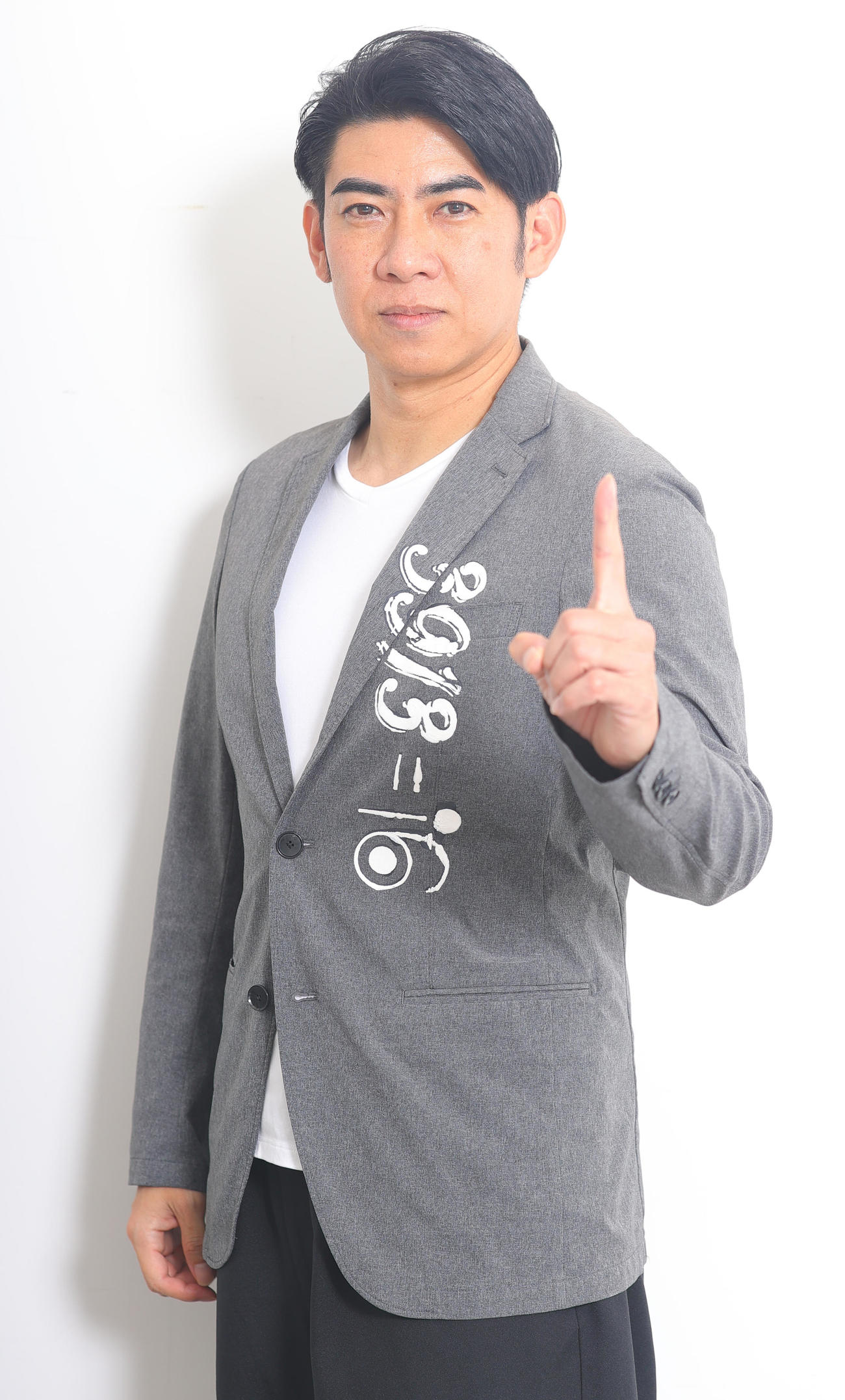 携帯番号占いで話題の占い師シウマ（撮影・野上伸悟）