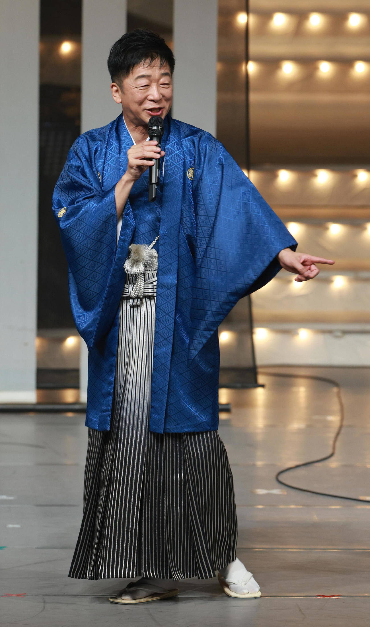 歌謡祭で司会をする合田道人（撮影・中島郁夫）