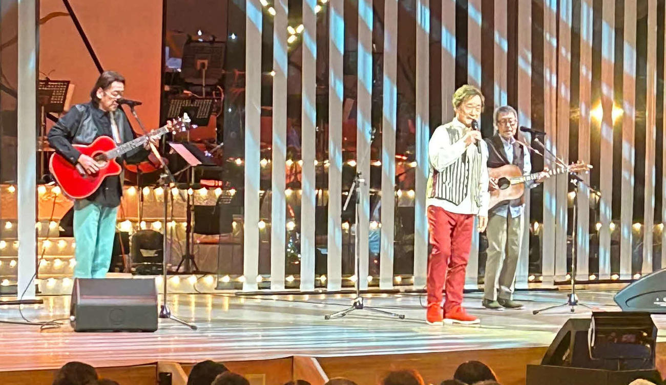 日本歌手協会主催の「第50回歌謡祭　歌は世につれ世は歌につれ～歌に歴史あり～」に出演した海援隊（撮影・松尾幸之介）