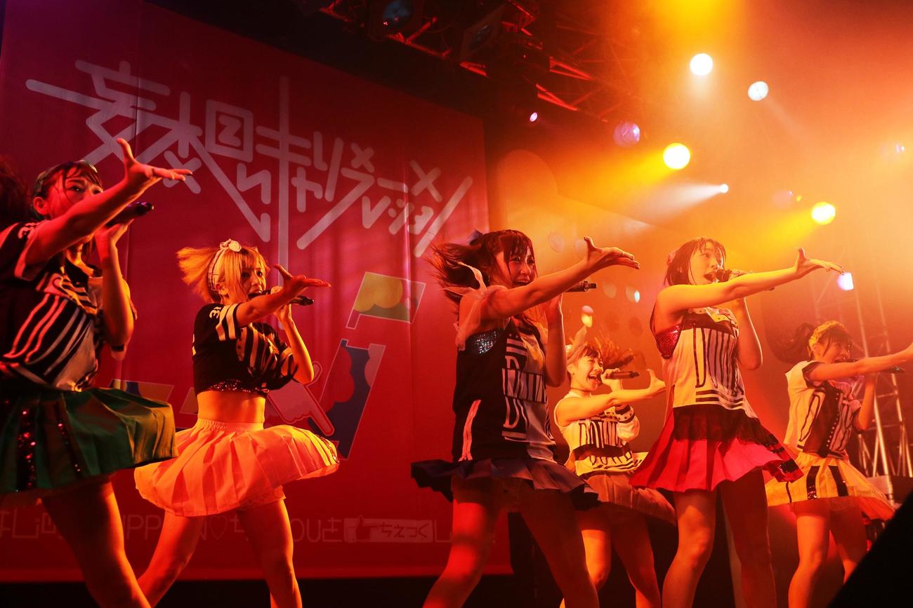 念願の全国ツアーをスタートさせた6人組アイドルグループの妄想キャリブレーション（2015年10月撮影）
