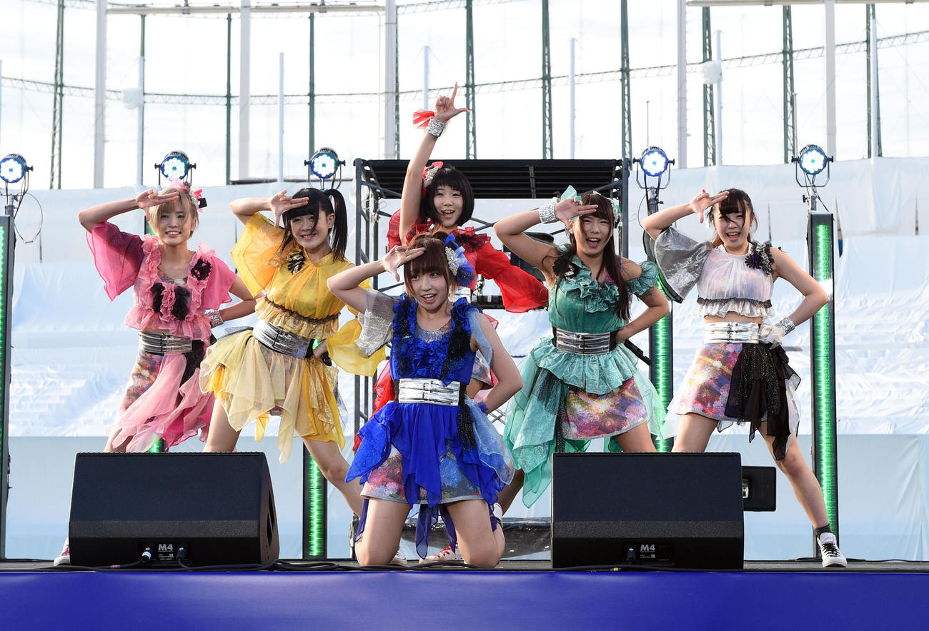 元妄想キャリブレーションの水城夢子さん（右から2番目）（15年8月撮影）