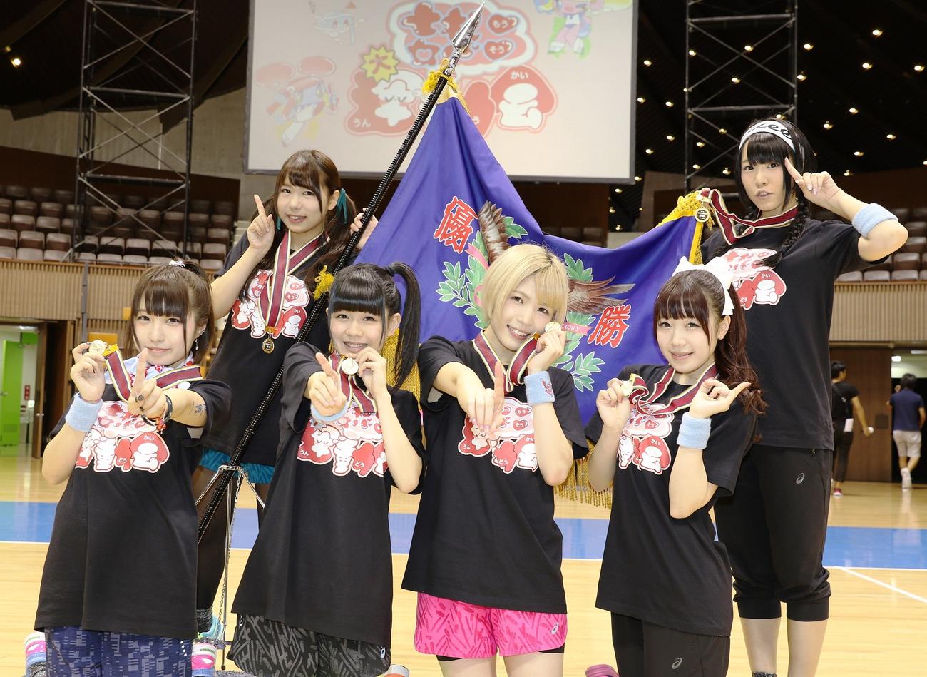 女性アイドル「妄想大運動会」　初代女王に輝き笑みを見せる、妄想キャリブレーション（2015年10月撮影）