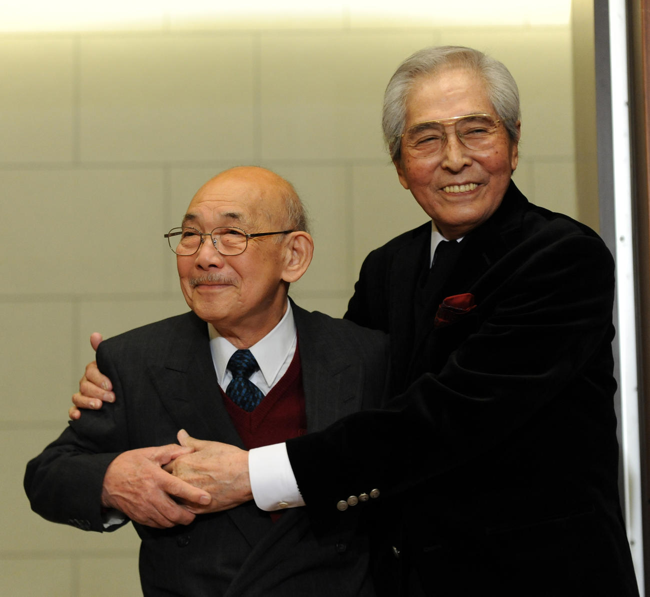 桜井センリさん（左）とともに谷啓さんのお別れ会に参加した犬塚弘さん（2010年11月撮影）