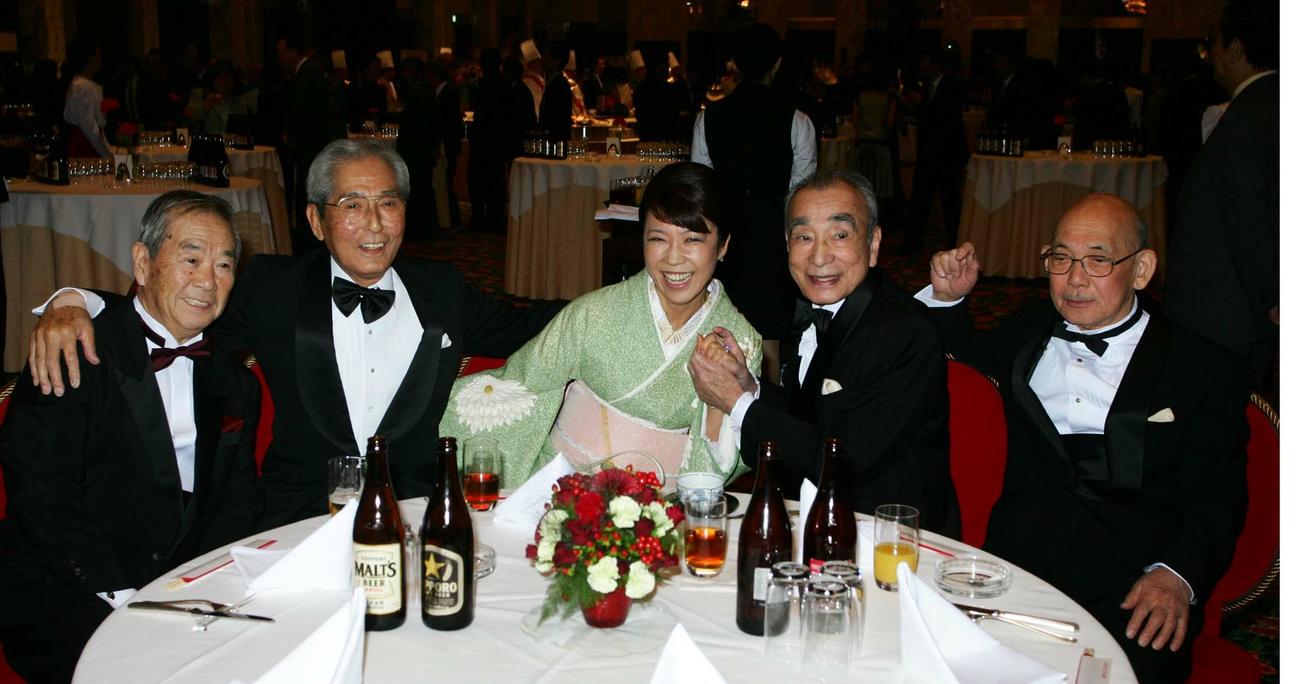 渡辺プロ創立50周年パーティーで談笑する松任谷由実（中央）とクレージーキャッツのメンバー。左から谷啓さん、犬塚弘さん、植木等さん、桜井センリさん（05年11月撮影）