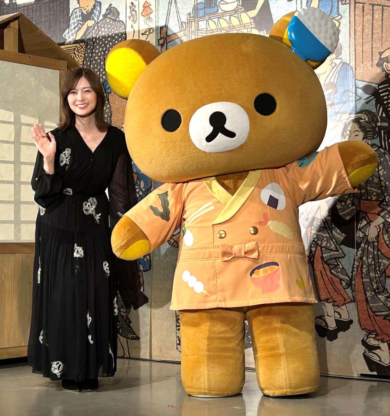 国立科学博物館で行われる特別展「和食～日本の自然、人々の知恵～」の取材会に出席した白石麻衣（左）とリラックマ（撮影・松尾幸之介）