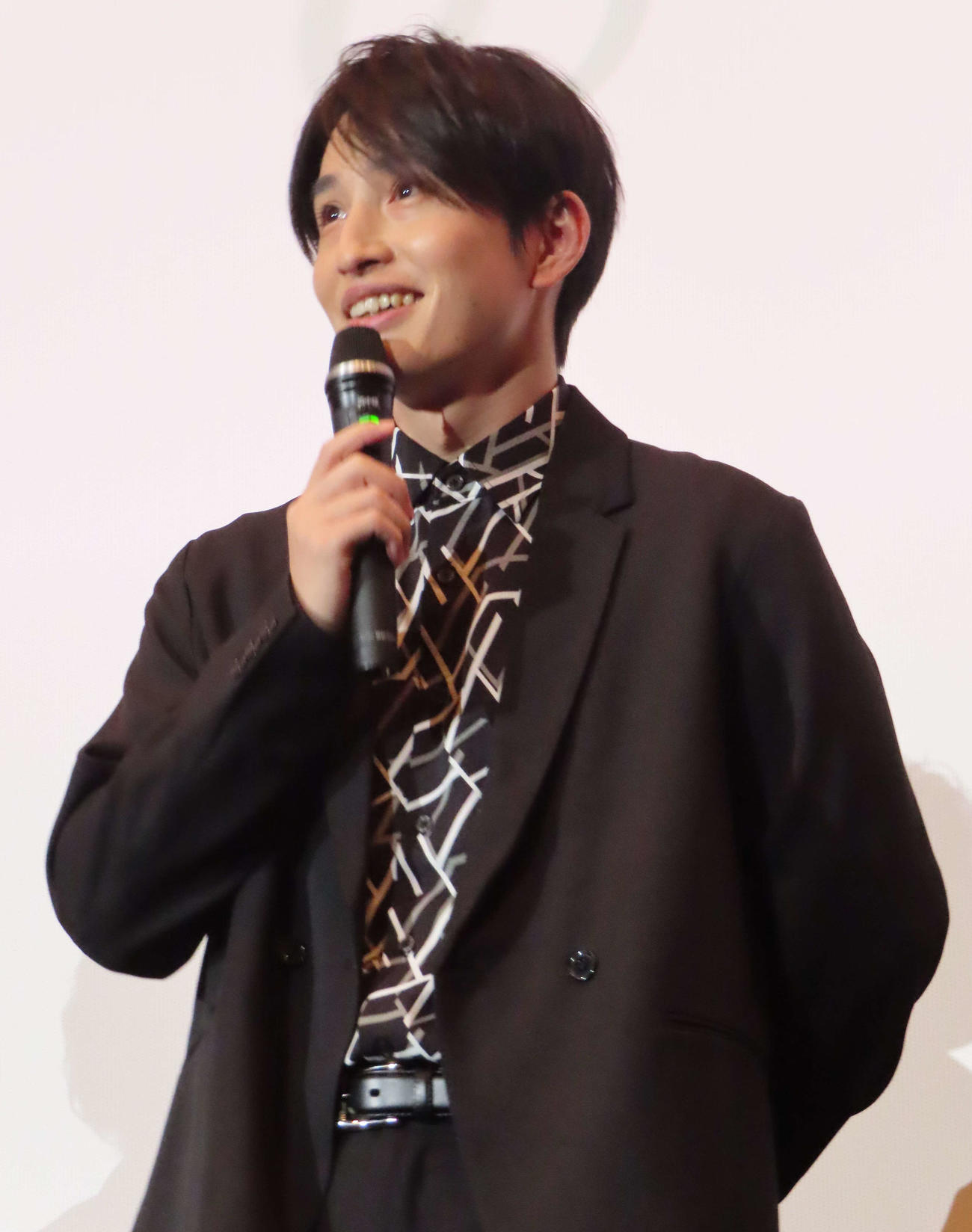 映画「僕らの千年と君が死ぬまでの30日間」の初日舞台あいさつに出席した浜中文一