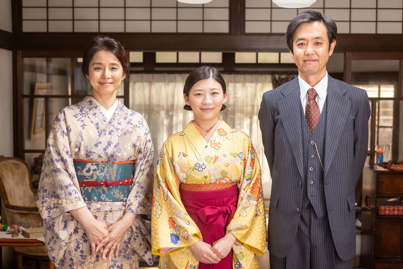 NHK連続テレビ小説「虎に翼」でヒロインを演じる伊藤沙莉（中央）。左は石田ゆり子、右は岡部たかし